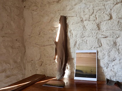 Céramique brune et deux photos